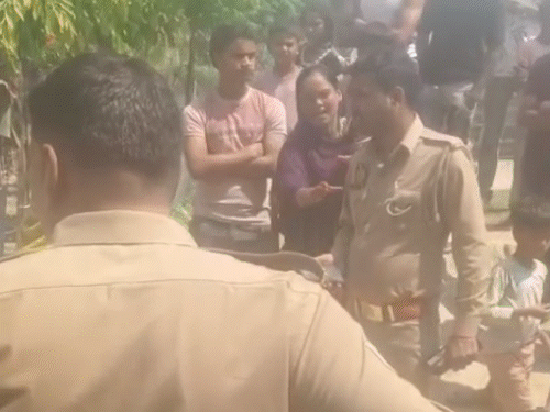 बहराइच में महिला ने सिपाही को थप्पड़ मारे, VIDEO:विवाद सुलझाने आई पुलिस टीम पर हमला, ग्रामीणों ने किसी तरह बचाया