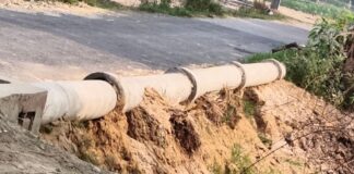 साउघाट की दलित बस्ती में धंसा भरोसा:हैंडपंप लगाने में बरती गई भारी लापरवाही, पानी भरने में हो रही समस्या