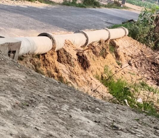 साउघाट की दलित बस्ती में धंसा भरोसा:हैंडपंप लगाने में बरती गई भारी लापरवाही, पानी भरने में हो रही समस्या