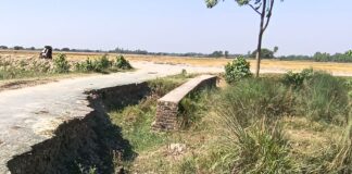 बाढ़ से क्षतिग्रस्त सड़क न बनने से ग्रामीण परेशान:डीएम से भिनगा-मल्हीपुर संपर्क मार्ग के मरम्मत की मांग