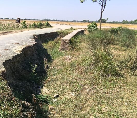 बाढ़ से क्षतिग्रस्त सड़क न बनने से ग्रामीण परेशान:डीएम से भिनगा-मल्हीपुर संपर्क मार्ग के मरम्मत की मांग