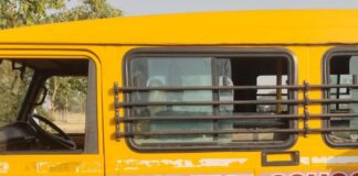 बस्ती में स्कूल वाहन ने बाइक को मारी टक्कर:वाल्टरगंज में बाइक सवार गंभीर घायल, चालक फरार