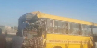 तेज रफ्तार ट्रक ने स्कूल बस को मारी टक्कर, 10 बच्चे घायल, पांच की हालत गंभीर