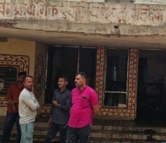 महादेव दुबे प्राथमिक स्वास्थ्य केंद्र में भीषण आग:लाखों के संसाधन जलकर नष्ट, अधीक्षक ने की जांच