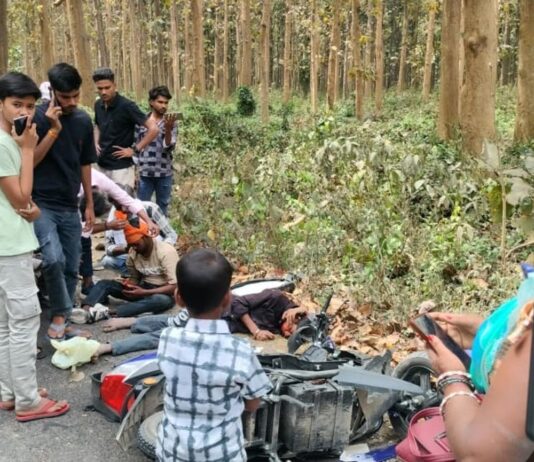 पनियरा में ई-रिक्शा-स्कूटी की टक्कर, 4 घायल:दो की हालत गंभीर, आमने-समाने से जोरदार भिड़ंत हुई