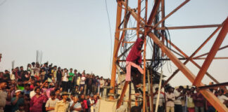 भीषण गर्मी में मोबाइल टॉवर पर चढ़ी महिला, दो घंटे तक चला हाई वोल्टेज ड्रामा