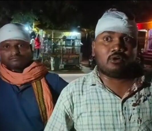 पॉवर हाउस लौट रहे दो संविदाकर्मियों पर हमला:लालगंज में बाइक सावर दबंगों ने लाठी-डंडों से पीटा, सिर पर चोटें