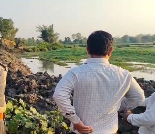 प्रभागीय वन अधिकारी ने गंडक नदी सफाई का किया निरीक्षण:निचलौल वन क्षेत्र में चल रहा अभियान, जल प्रवाह होगा बेहतर