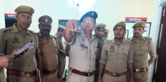 नानपारा सीओ ने नवाबगंज थाने का निरीक्षण किया:व्यवस्थाएं जांचीं, 10 उपनिरीक्षकों को मिनी लैपटॉप दिए