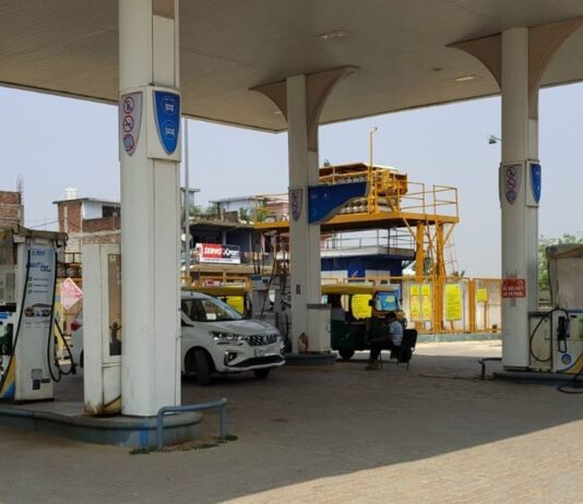 दो दिन की छुट्टी से डिपो सप्लाई ठप:सिद्धार्थनगर में जिले में पेट्रोल-डीजल संकट; अब तेजी से बहाल हो रही व्यवस्था