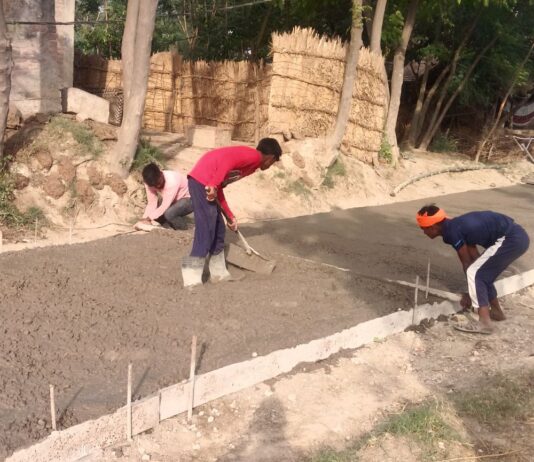 श्रावस्ती के मध्य नगर में सड़क निर्माण शुरू:जर्जर रास्ते से परेशान ग्रामीणों की शिकायत पर पीडब्ल्यूडी ने काम किया