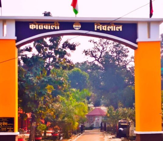 निचलौल में दीवार गिराने पर विवाद, युवक घायल:मारपीट में एक व्यक्ति को गंभीर चोटें आईं, पुलिस जांच जारी