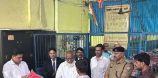 बस्ती बाल संप्रेषण गृह का निरीक्षण:जनपद न्यायाधीश सहित अधिकारियों ने व्यवस्थाएं जांची, किशोरों को दिए शर्ट