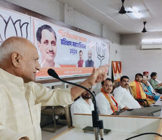 भाजपा स्थापना दिवस सादगी और उत्साह से मना:बस्ती में कार्यकर्ताओं ने घरों पर फहराया झंडा, संकल्प लिया