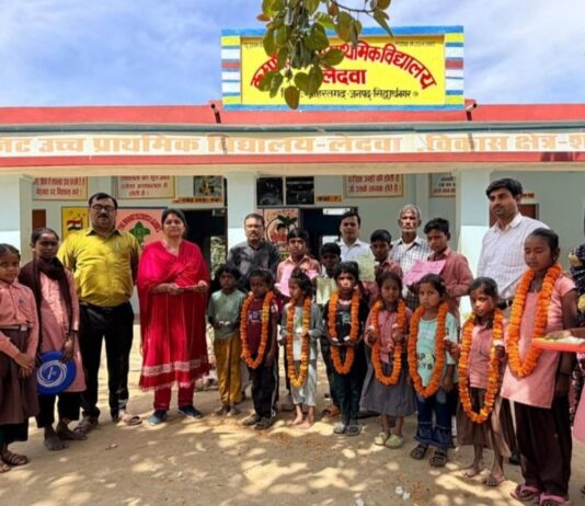 नए शैक्षिक सत्र के साथ ‘स्कूल चलो अभियान’ शुरू:लेदवा विद्यालय में नए बच्चों का फूलों की माला पहनाकर हुआ स्वागत