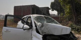 बस्ती में बेकाबू कार पेड़ से टकराई, इंजीनियर की मौत:7 फीट गहरे खेत में गिरने से दो दोस्त घायल; अयोध्या ट्रामा सेंटर रेफर