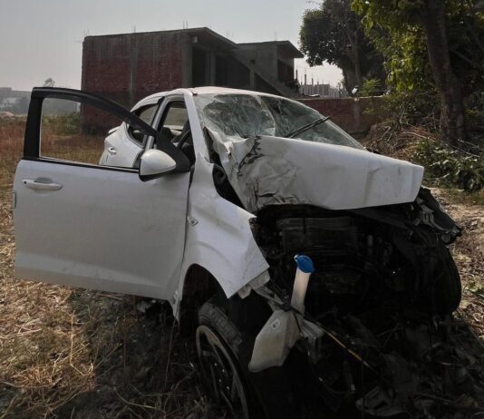 बस्ती में बेकाबू कार पेड़ से टकराई, इंजीनियर की मौत:7 फीट गहरे खेत में गिरने से दो दोस्त घायल; अयोध्या ट्रामा सेंटर रेफर