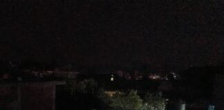 नासिरगंज बाजार में 20 घंटे से बिजली ठप:भीषण गर्मी से लोग बेहाल, जेई ने बताया ब्रेकडाउन