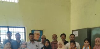 नानपारा के कई स्कूलों के मेधावी छात्र सम्मानित:हाई स्कूल, इंटरमीडिएट में टॉपर्स को मेडल और माला पहनाई गई