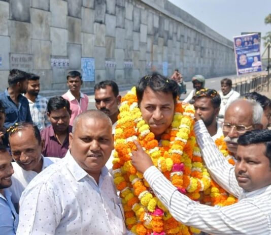 रामगढ़ के गौकरन का समीक्षा अधिकारी पद पर चयन:UPPSC द्वारा चयन पर गांव में हुआ भव्य स्वागत