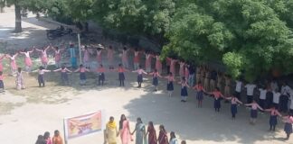 चौक बाजार में छात्राओं ने बनाई मानव शृंखला:प्रधानाचार्य बोले- महिलाएं धरती से लेकर गगन तक अपनी परचम लहरा रही हैं