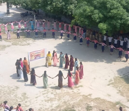 चौक बाजार में छात्राओं ने बनाई मानव शृंखला:प्रधानाचार्य बोले- महिलाएं धरती से लेकर गगन तक अपनी परचम लहरा रही हैं