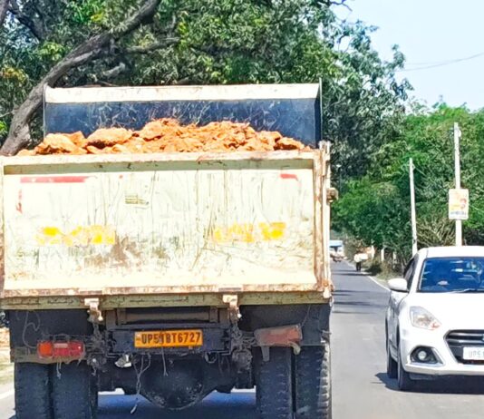 बस्ती में ओवरलोड डंपरों से उड़ती धूल ने किया बेहाल:राहगीरों को परेशानी, प्रशासन की चुप्पी पर उठे सवाल