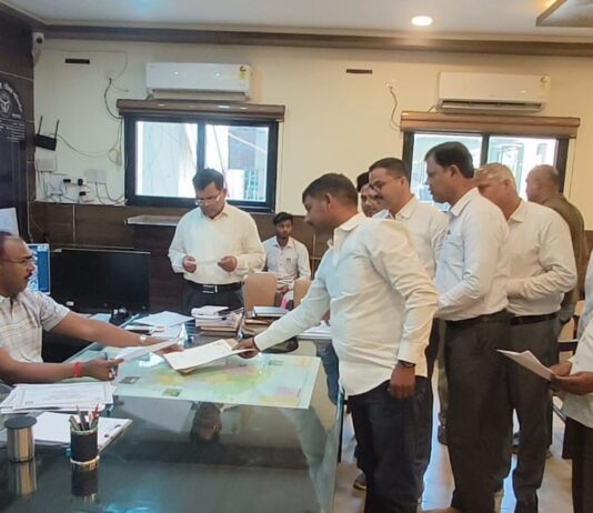 डीपीआरओ कार्यालय में विवाद,कर्मचारी संगठनों ने डीएम को सौंपा ज्ञापन:प्रधान प्रतिनिधि ने भी लगाए अभद्रता के आरोप, कार्रवाई की मांग