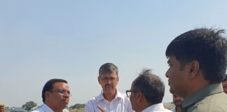 श्रावस्ती के मधवापुर घाट का डीएम ने किया निरीक्षण:सड़क मरम्मत के दिए निर्देश, लापरवाही न बरतने की हिदायत दी