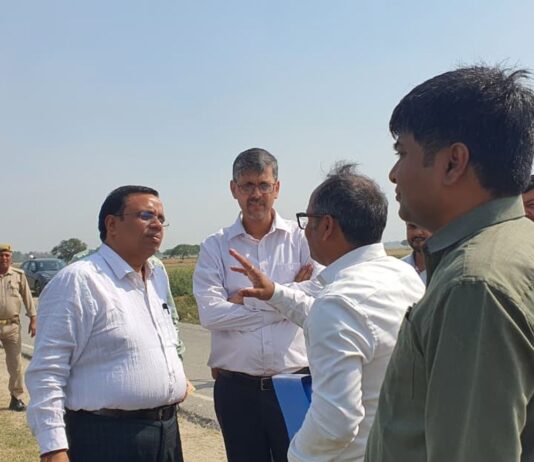 श्रावस्ती के मधवापुर घाट का डीएम ने किया निरीक्षण:सड़क मरम्मत के दिए निर्देश, लापरवाही न बरतने की हिदायत दी