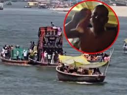 काशी: गंगा की लहरों पर डीजे बजाकर नाचते नाविकों की बीयर पार्टी, वीडियो वायरल