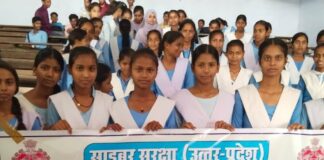 शोहरतगढ़ में छात्राओं को साइबर कानून की जानकारी:मिशन शक्ति के तहत महिला सुरक्षा हेल्पलाइन नंबर भी बताए गए, पीड़ितों की काउंसलिंग पर भी चर्चा