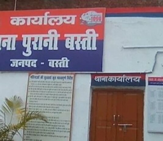 बस्ती रेलवे स्टेशन के पीछे मिला अज्ञात शव:पुलिस ने शिनाख्त के लिए मर्चुरी रूम में रखवाया