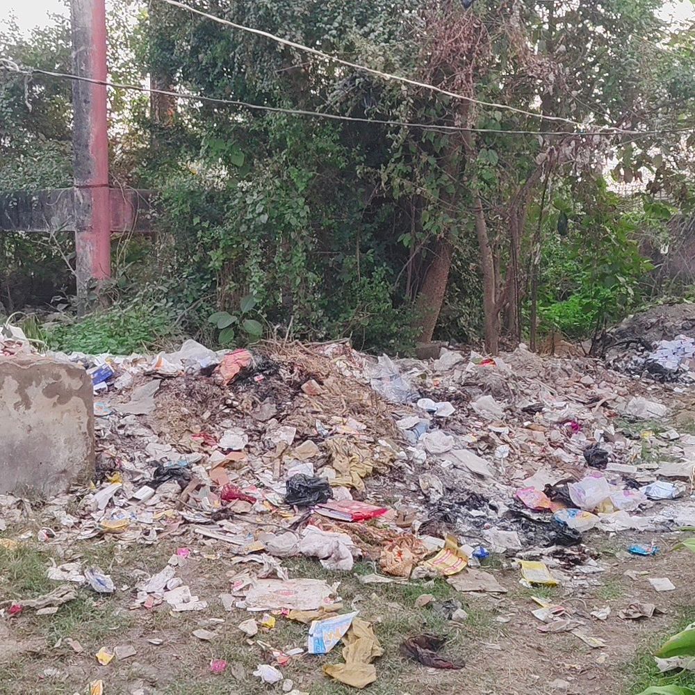 गिलौला सीएचसी में गंदगी, बाउंड्री वॉल टूटी:मरीजों को परेशानी, संक्रामक रोगों का खतरा बढ़ा