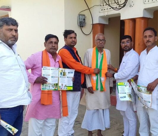 कुदरहा में भाजपा कार्यकर्ता घर-घर पहुंचे:सरकार की उपलब्धियां गिनाईं, जनसंपर्क अभियान जारी