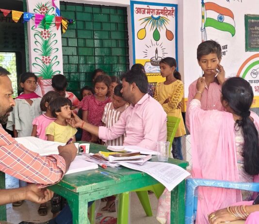 खड़सरी प्राथमिक विद्यालय में बच्चों का स्वागत:’नवारंभ उत्सव’ में नामांकन और स्वास्थ्य परीक्षण हुआ