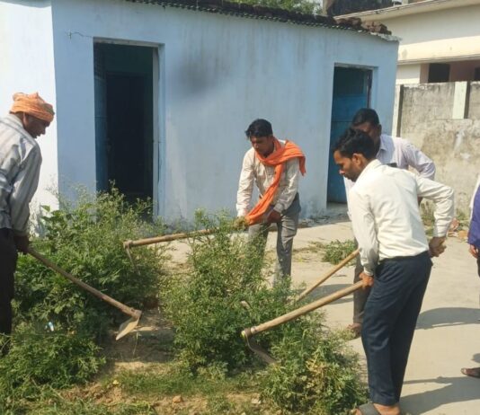 कटहरी खुर्द प्राथमिक विद्यालय में सफाई:सहायक विकास अधिकारी के आदेश पर रोस्टर से हुई साफ-सफाई
