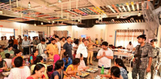 मंत्री नन्दी ने ‘मां की रसोई’ में किया सेवा कार्य, लोगों के साथ किया भोजन