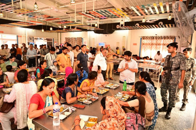 मंत्री नन्दी ने ‘मां की रसोई’ में किया सेवा कार्य, लोगों के साथ किया भोजन