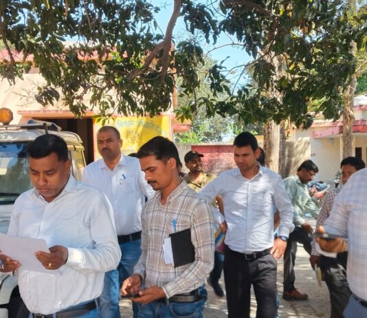 बृजमनगंज में सचिवों ने बीडीओ पर लगाए गंभीर आरोप:वेतन कटौती और मानसिक उत्पीड़न का आरोप, सीडीओ को सौंपा ज्ञापन