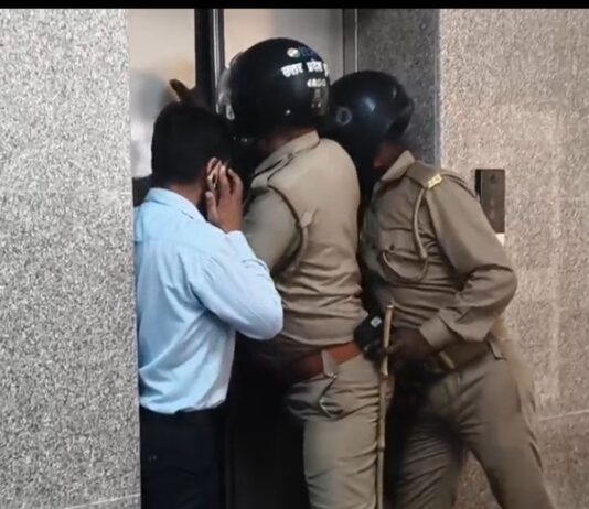 सिद्धार्थनगर में मेडिकल कॉलेज की लिफ्ट में 8 लोग फंसे:1 घंटे तक अटके रहे, भाजपा नेता ने 112 पर कॉल कर बुलाई मदद