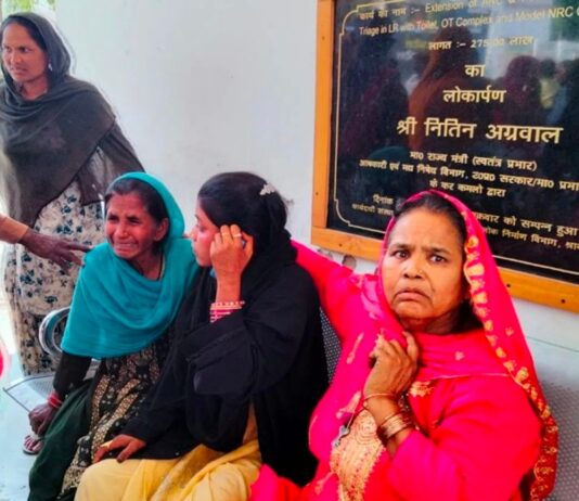 डिवाइडर से टकराया ई-रिक्शा, महिला-मासूम समेत दो की मौत:श्रावस्ती-बहराइच मार्ग पर हादसा, नौ अन्य गंभीर रूप से घायल