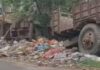 मुख्य मार्ग किनारे कूड़े का ढेर:श्रीदत्तगंज के मुजहना गांव में गंदगी का अंबार, राहगीर परेशान