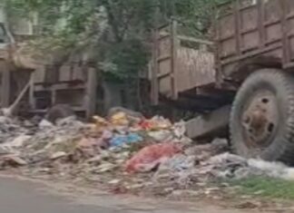 मुख्य मार्ग किनारे कूड़े का ढेर:श्रीदत्तगंज के मुजहना गांव में गंदगी का अंबार, राहगीर परेशान