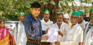 इटवा में भाकियू ने सौंपा ज्ञापन:किसानों की 12 सूत्रीय मांगों पर प्रधानमंत्री को संबोधित पत्र उपजिलाधिकारी को दिया