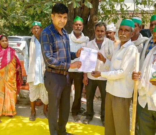 इटवा में भाकियू ने सौंपा ज्ञापन:किसानों की 12 सूत्रीय मांगों पर प्रधानमंत्री को संबोधित पत्र उपजिलाधिकारी को दिया