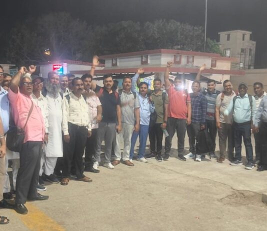 सिद्धार्थनगर से दिल्ली के लिए शिक्षकों की रवानगी:टीईटी से मुक्ति के लिए 4 अप्रैल को रामलीला मैदान में होगा देशव्यापी आंदोलन