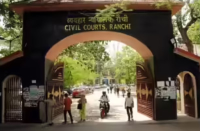 टेंडर घोटाला के आरोपित राजकुमार टोप्पो ने पीएमएलए कोर्ट में किया सरेंडर