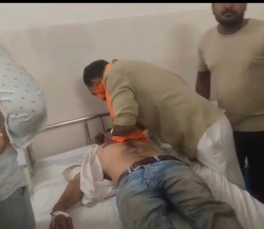 पनियरा में साइड न देने को लेकर विवाद में मारपीट:पिता-पुत्र को लाठी डंडों से पीटा, चार पर केस दर्ज