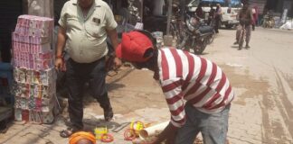 नानपारा में पाइपलाइन फटी, सड़कों पर भरा पानी:पेयजल आपूर्ति बाधित, आधी आबादी को हुई परेशानी